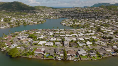 sobrevuele hermosas casas en el barrio de kailua de oahu hawaii en un hermoso día soleado