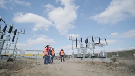 ingenieros supervisan la construcción de una subestación de transformador