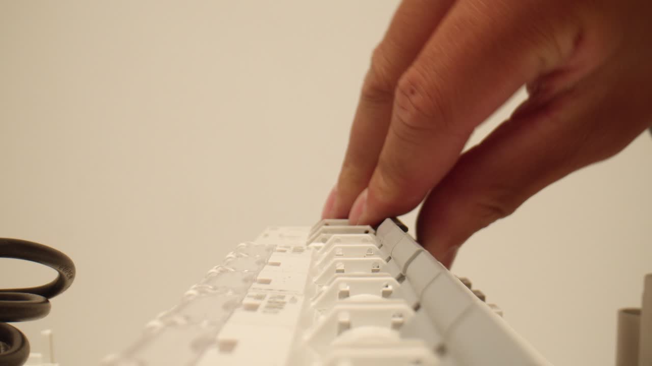 manos encendiendo el interruptor de encendido