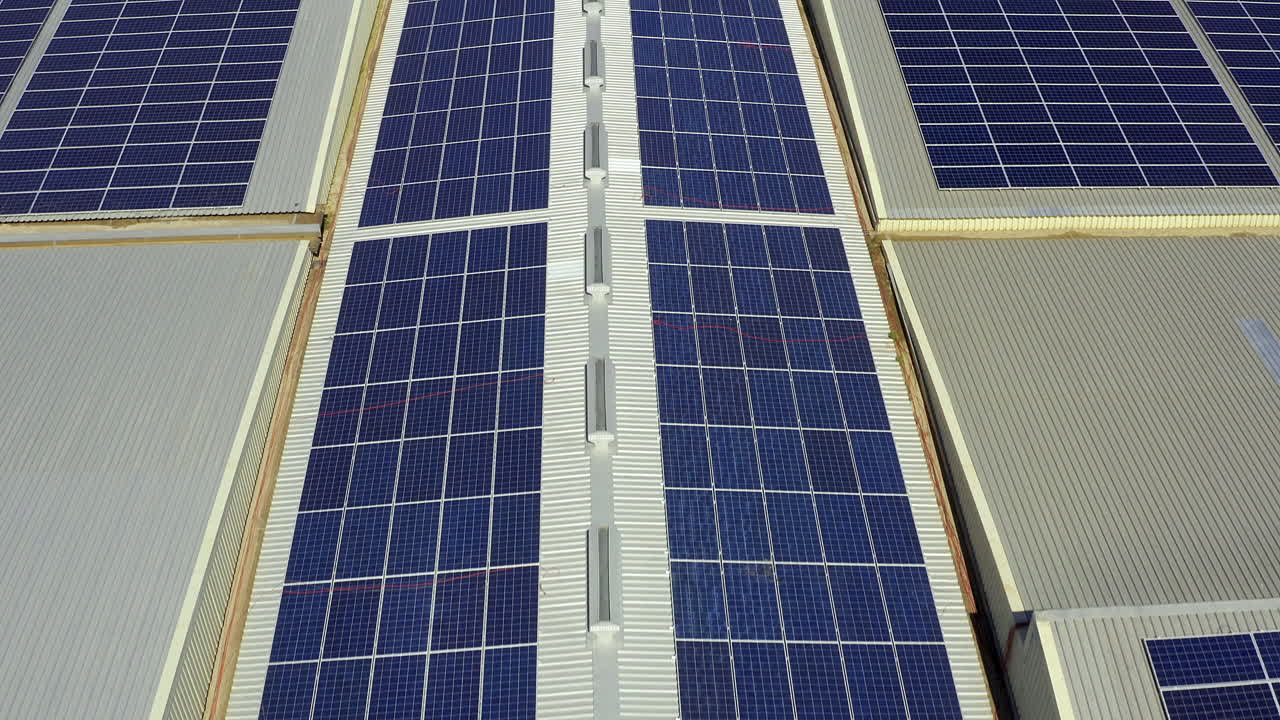 paneles solares al aire libre en una granja