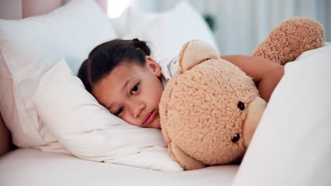 Healthcare,-sick-child-in-bed-with-teddy-bear