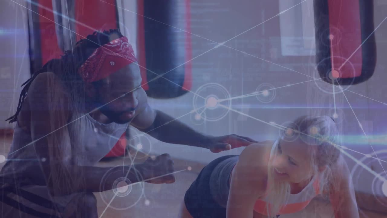 animación del procesamiento de datos sobre una mujer caucásica haciendo ejercicio con un entrenador masculino