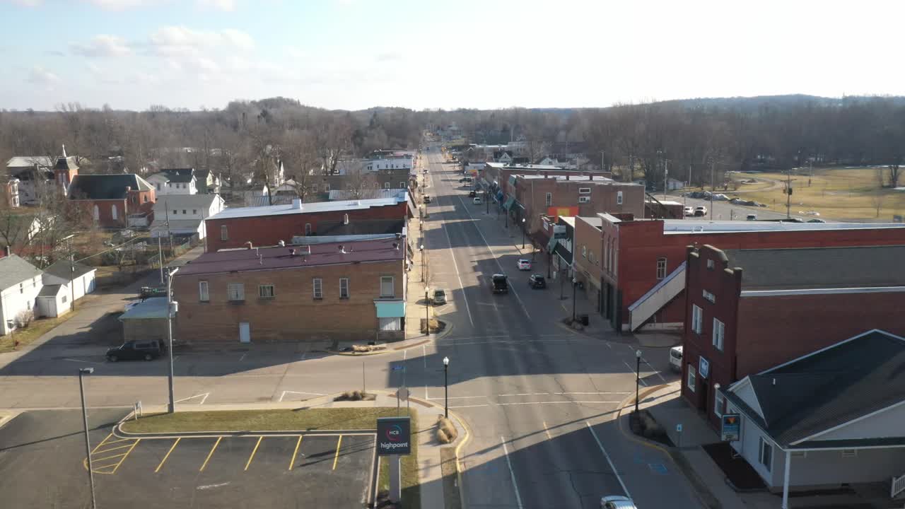 centro de nashville, michigan drone video yendo de lado