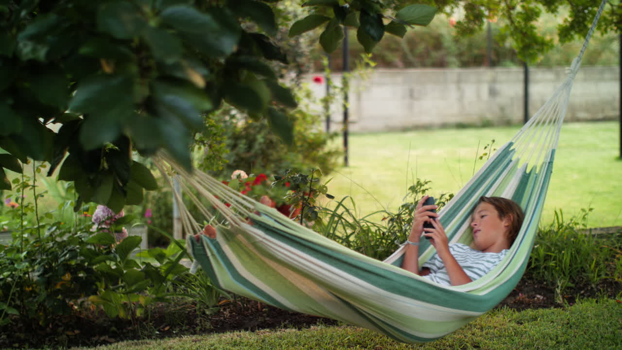 jóvenes que se involucran con contenidos digitales en un entorno de jardín sereno
