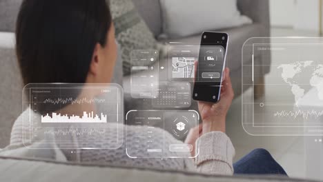 animación de datos en pantallas sobre mujer caucásica con teléfono inteligente