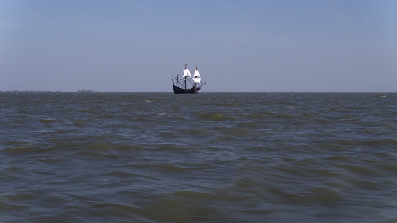 해상 에서 역사적 인 항해 선박