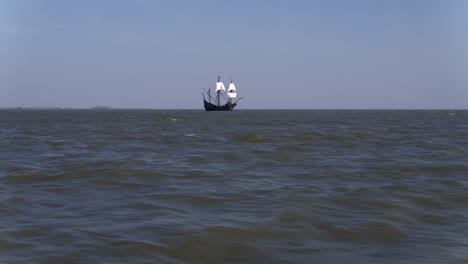 исторический парусный корабль на море