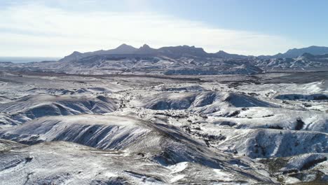 schneebedecktes bergtal aus der luft