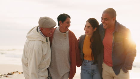 Pareja,-Padres-Divertidos-Y-Ancianos-En-La-Playa.