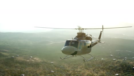 helicóptero militar de los estados unidos en vietnam.