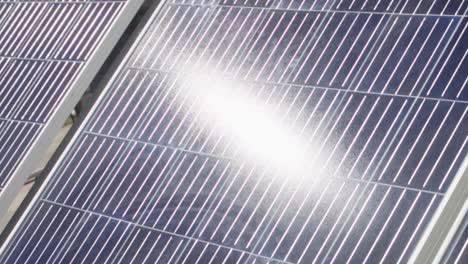 primer plano giratorio a cámara lenta de un reflejo del sol en un panel solar
