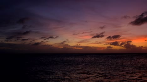 Hermosa-Puesta-De-Sol-Colorida-Del-Océano-En-El-Caribe-Tropical,-Panorámica-De-Izquierda-A-Derecha