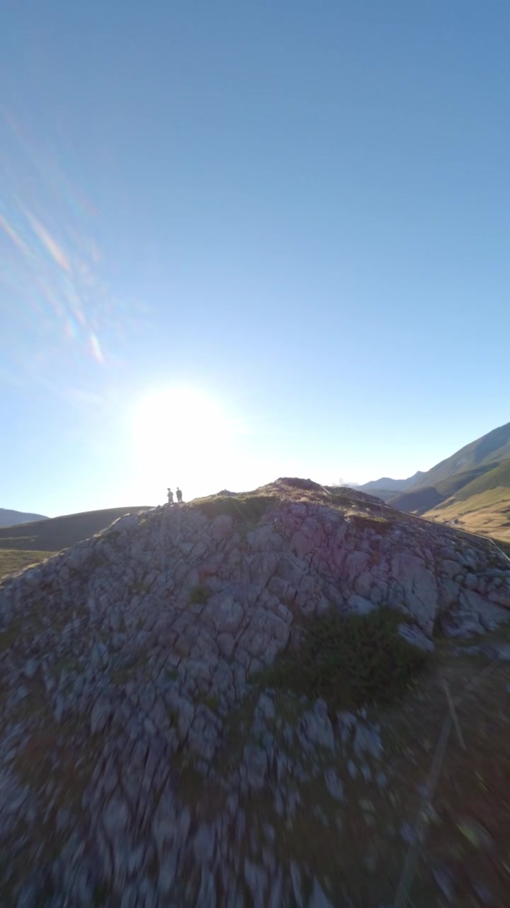 Ripresa dinamica verticale con drone FPV che sorvola una cresta montuosa aspra durante l'ora d'oro a Isoba, Leon. Cattura l'autentica bellezza degli altipiani spagnoli