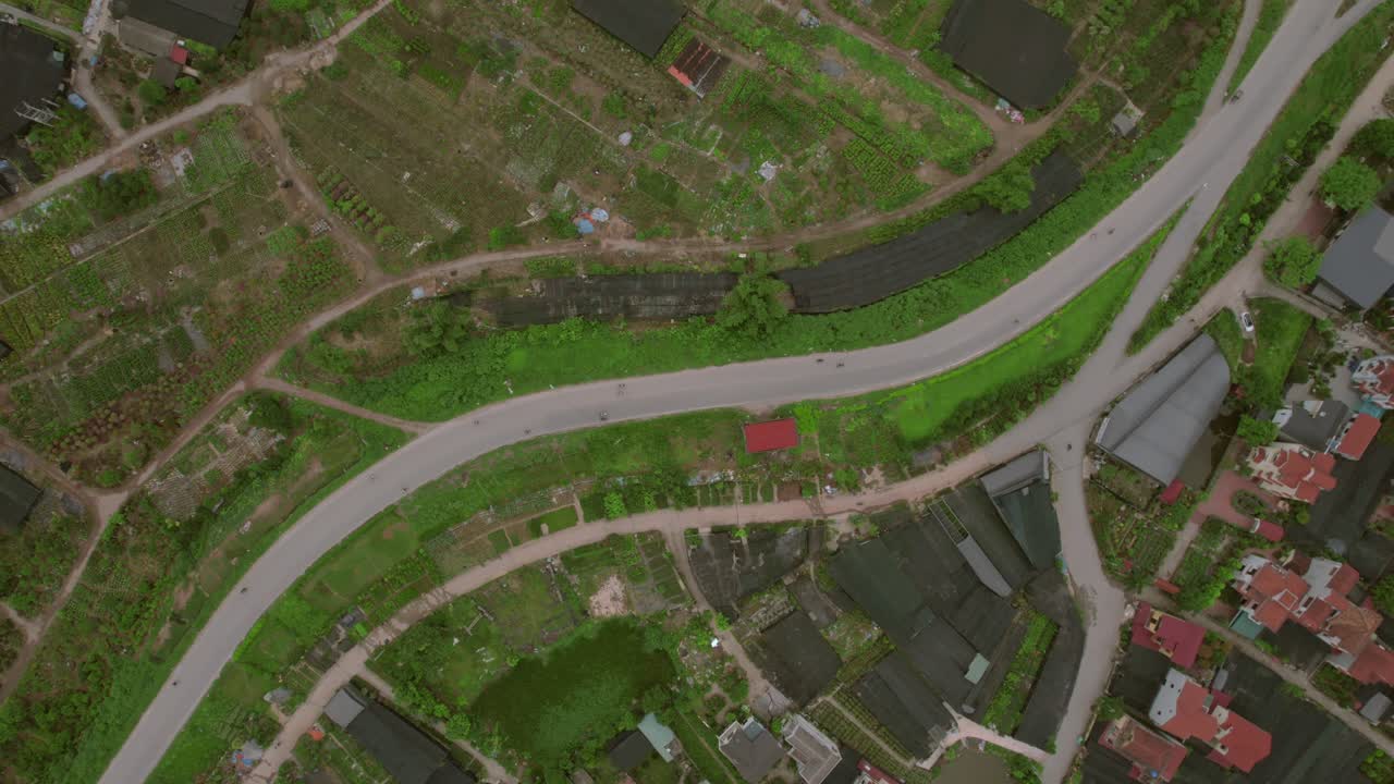 fotografía rotativa aérea de una concurrida autopista curva en la ciudad de hanoi, vietnam