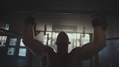 hombre realizando pull-ups en el gimnasio