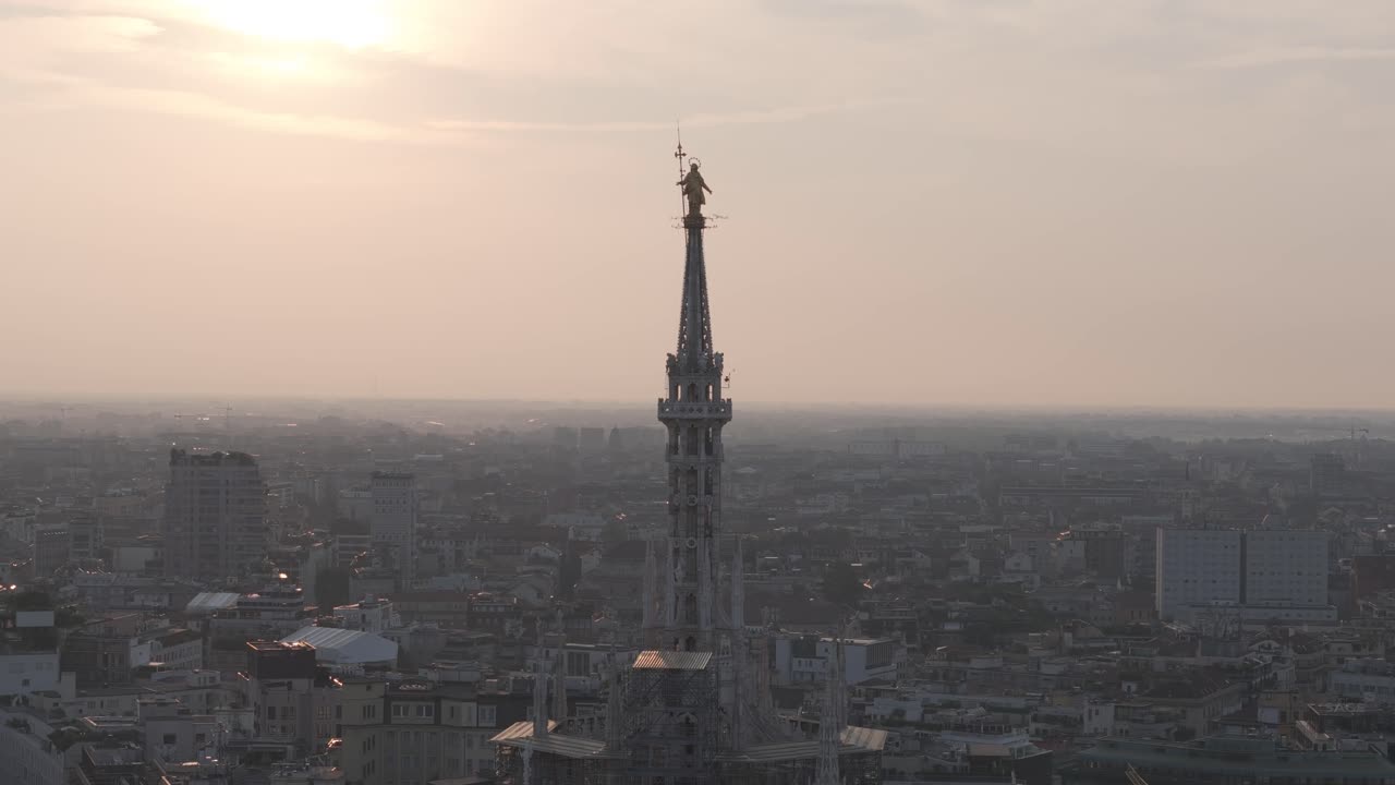 imágenes impresionantes del duomo de milán: perspectivas únicas con drones cinematográficos y fpv. detalles impresionantes y atmósfera icónica.