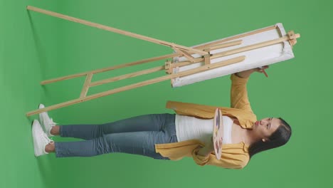 mujer pintando en un estudio