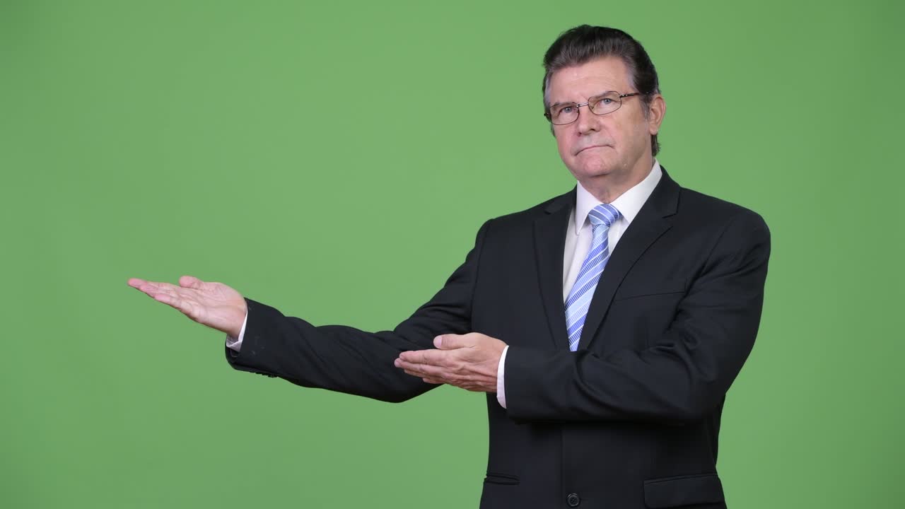 un hombre de negocios muy guapo mostrando algo.