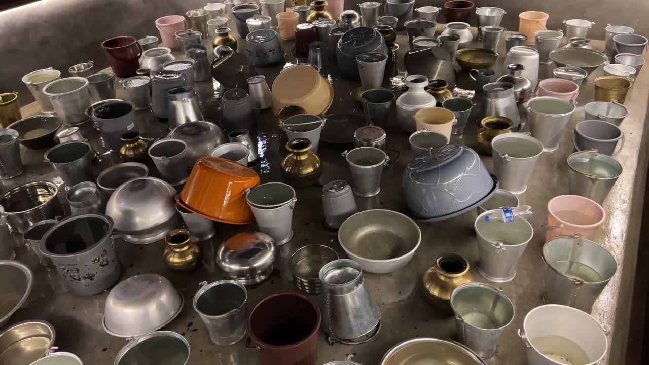 Ljud skapade med indiska redskap i en Pooja Pandal i Kolkata
