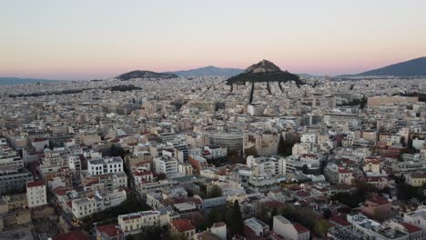 Acrópolis-De-Atenas-Y-El-Partenón-Al-Atardecer-Con-El-Horizonte-De-La-Ciudad-En-El-Horizonte,-Vista-Aérea