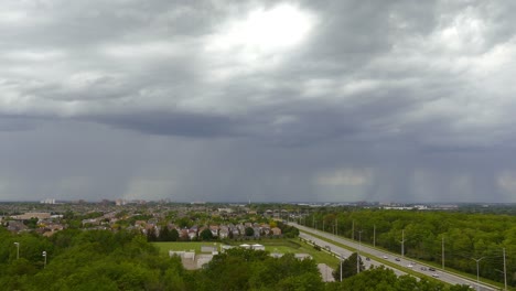 lapso de tiempo de lluvia lloviendo sobre el paisaje alrededor de mississauga, canadá