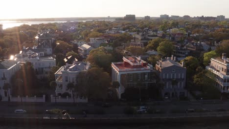 aerial close-up dolly shot di palazzi antebellum lungo white point garden a charleston, carolina del sud al tramonto