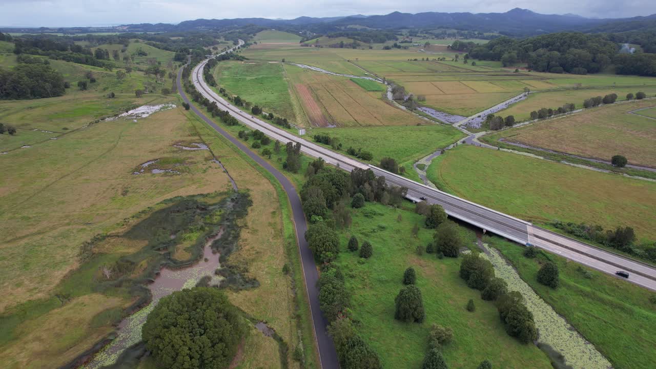 vista aérea de la autopista m1 pacific a lo largo de la carretera watty bishop en tanglewood, nsw, australia