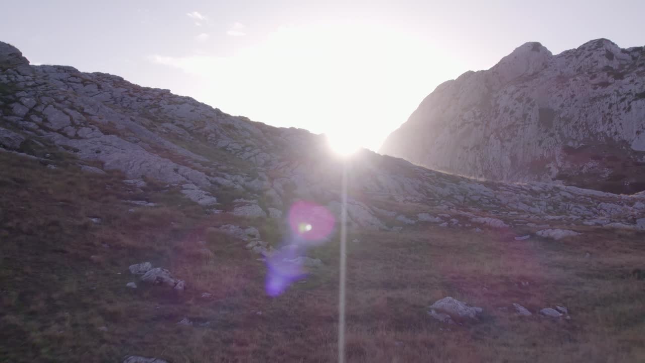 Paesaggio aspro del Durmitor con camper parcheggiato su una piccola strada, Montenegro