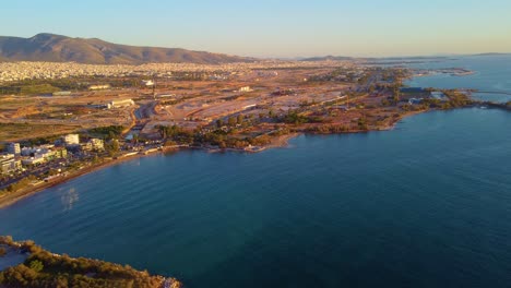 panorama de la costa mediterránea en la riviera de atenas