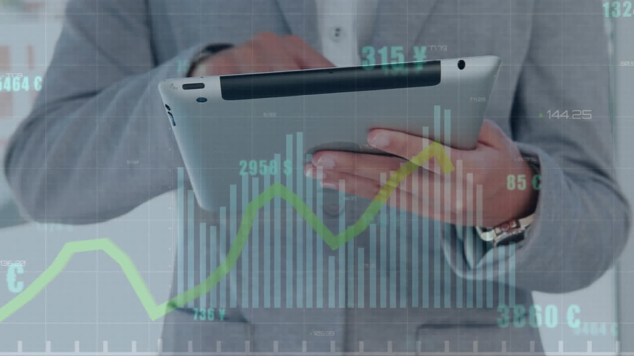 Animazione di grafici, numeri variabili e simboli di valuta, uomo caucasico che usa un tablet digitale