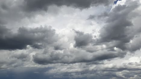 超級滑滑的長時間播放雲景 時間流逝,巨大的雲在雷暴開始之前形成,並在南非下雨