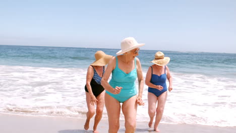 Eine-Gruppe-Reifer-Frauen-Rennt-Zum-Strand