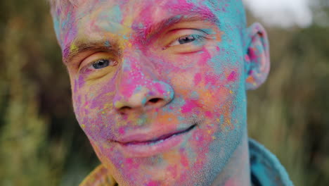 hombre con pintura en la cara
