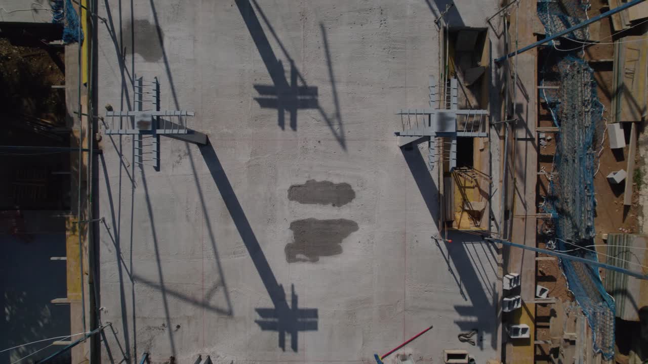 el dron captura una vista de arriba hacia abajo de la ciudad, revelando los techos de los edificios y las bulliciosas calles de abajo
