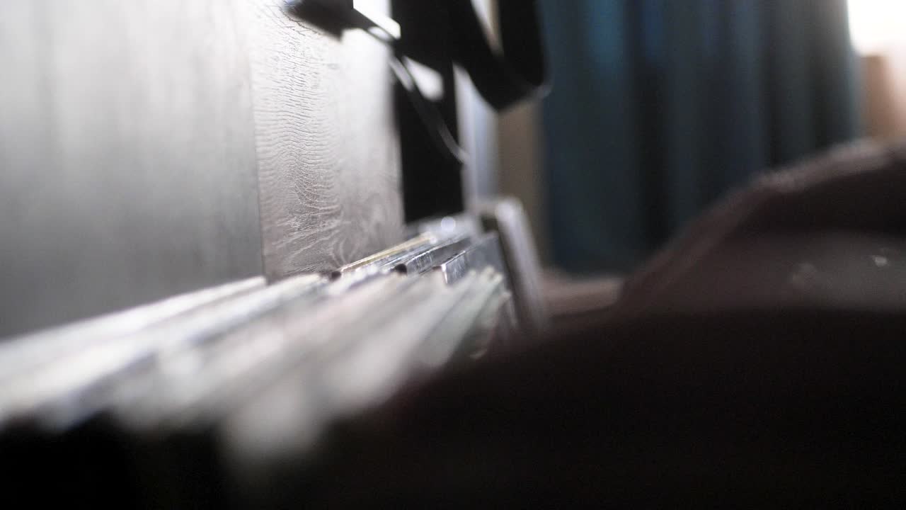 mirando a través de discos de vinilo