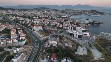 Aerial-views-at-sunset-with-cars-driving-near-the-ocean,-Türkiye