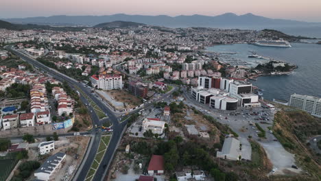 vistas aéreas al atardecer con autos conduciendo cerca del océano, türkiye