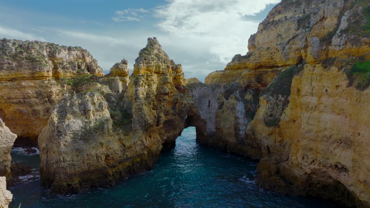 Riprese aeree ravvicinate della costa dell'Algarve in Portogallo
