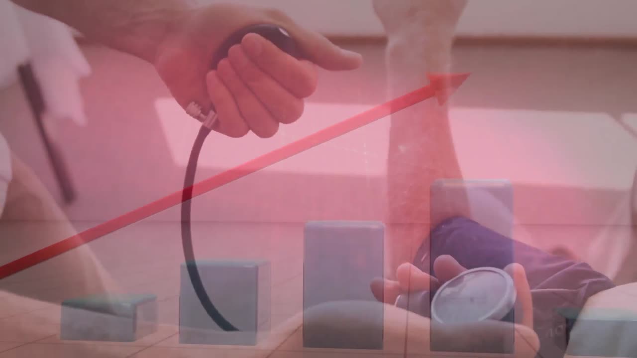 procesamiento de datos estadísticos y médicos sobre el trabajador de la salud que controla la presión arterial del paciente