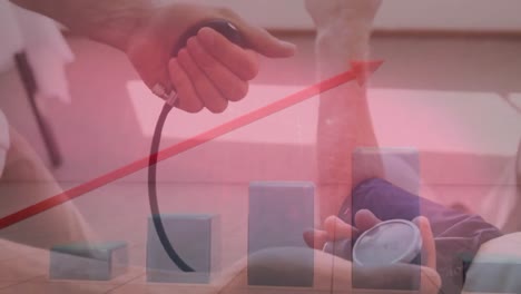 procesamiento de datos estadísticos y médicos sobre el trabajador de la salud que controla la presión arterial del paciente