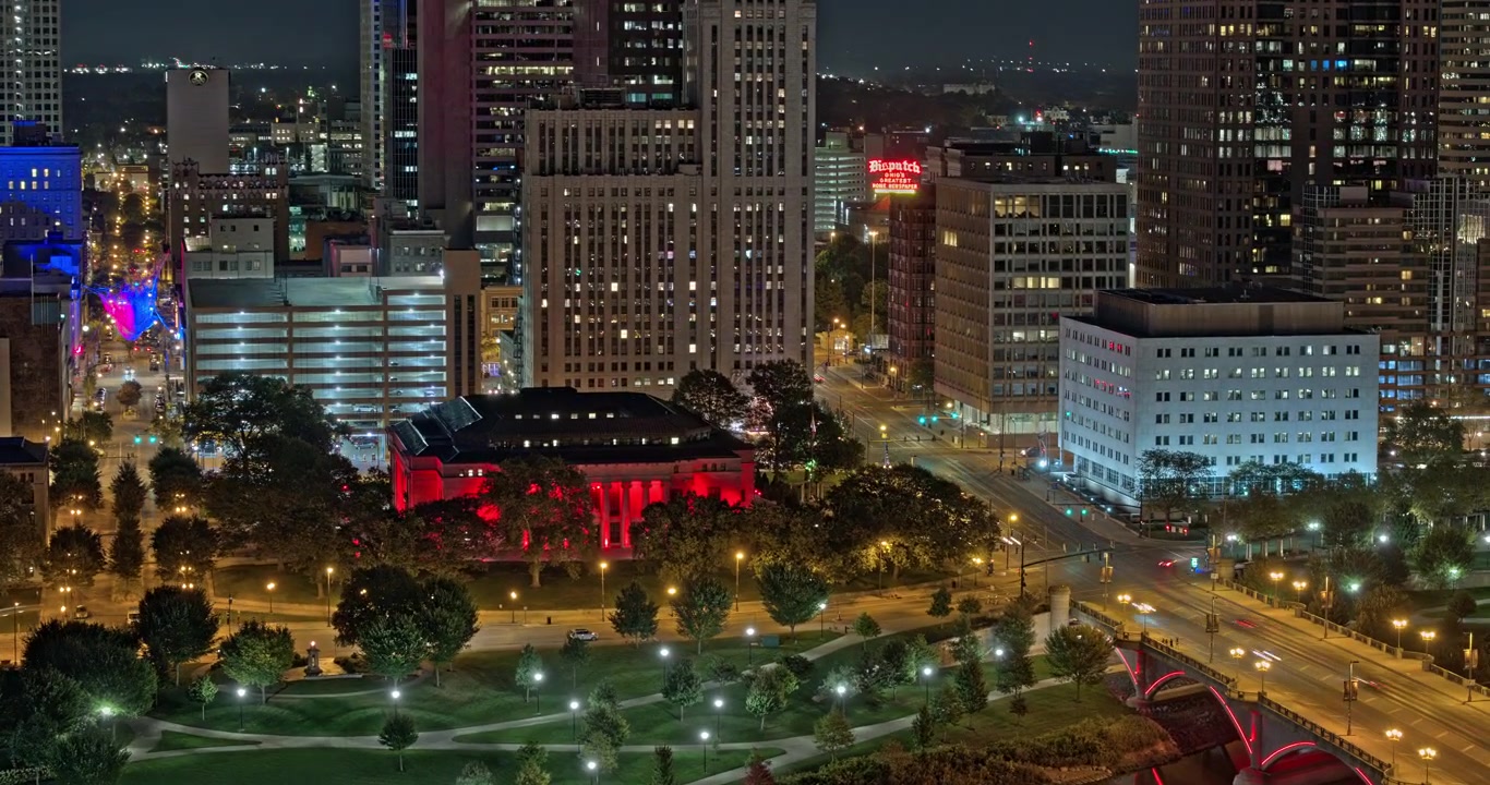 Columbus Ohio Hava Çekimi v70: Scioto Nehri kıyısı ve gece aydınlatılmış şehir merkezi binaları üzerinde telefoto kuşbakışı hiperhızlandırılmış çekim - Mavic 3 Pro Cine ile çekildi - 23 Eylül 2023.