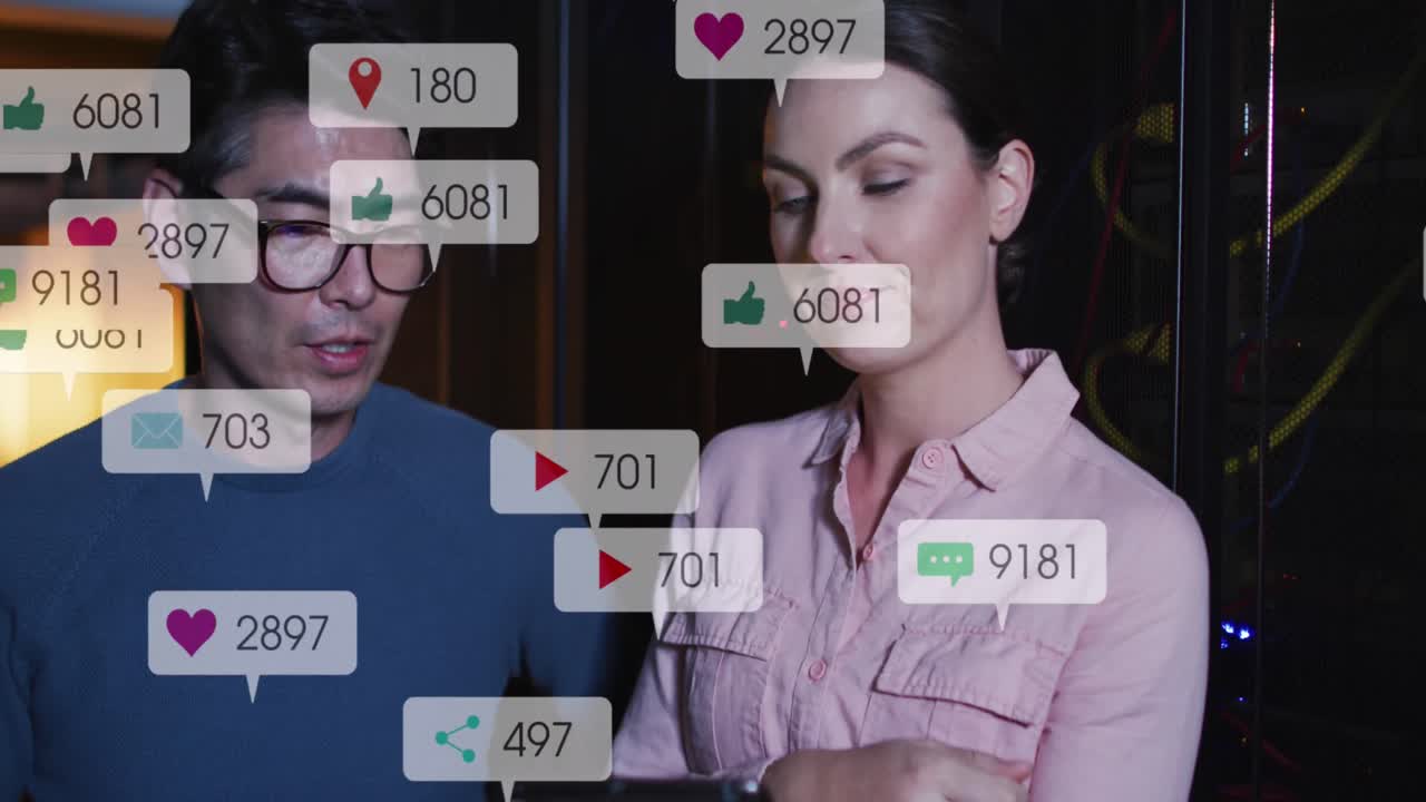 animación de iconos y números de redes sociales a través de diversos técnicos de ti por servidores informáticos