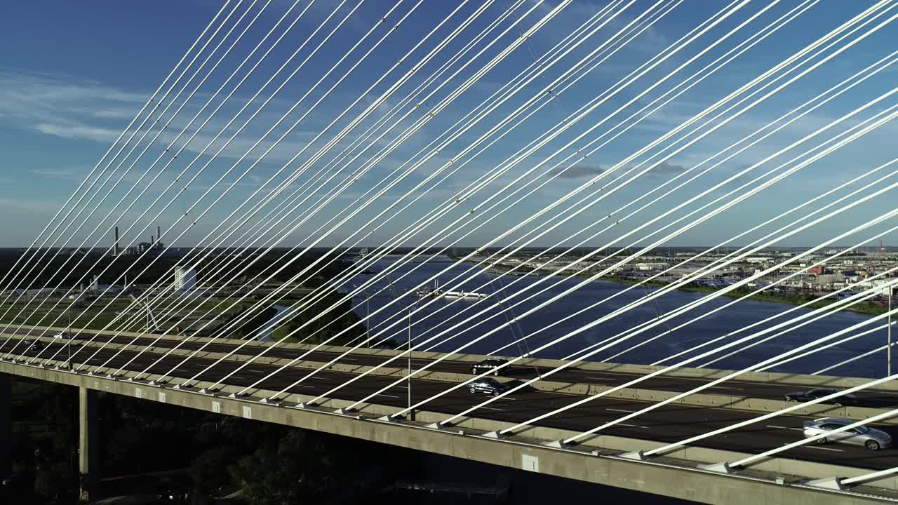 다리: 드론 샷: 담스 포인트 다리: 다리와 평행