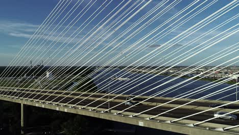 puente: drone shot: dames point bridge: paralelo al puente