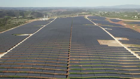 filas de paneles para energía solar en lagos en portugal