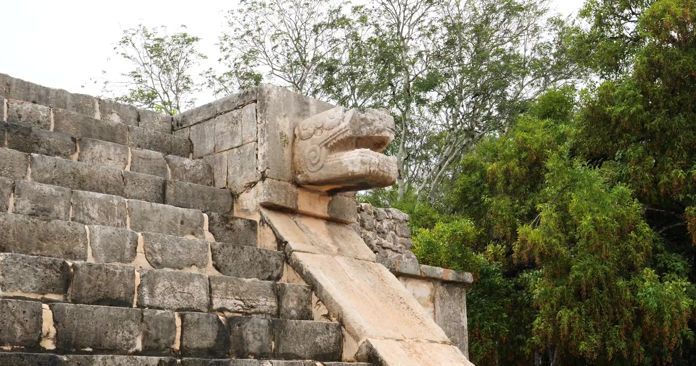 Piattaforma di Venere a Chichen Itza, primo piano della testa del serpente piumato.