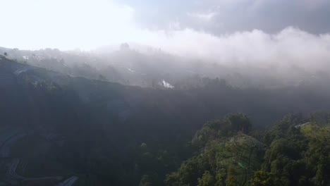 Luftaufnahme-Einer-Majestätischen-Berglandschaft-Mit-Fliegenden-Wolken-Und-Nebel-In-Der-Landschaft-Indonesiens