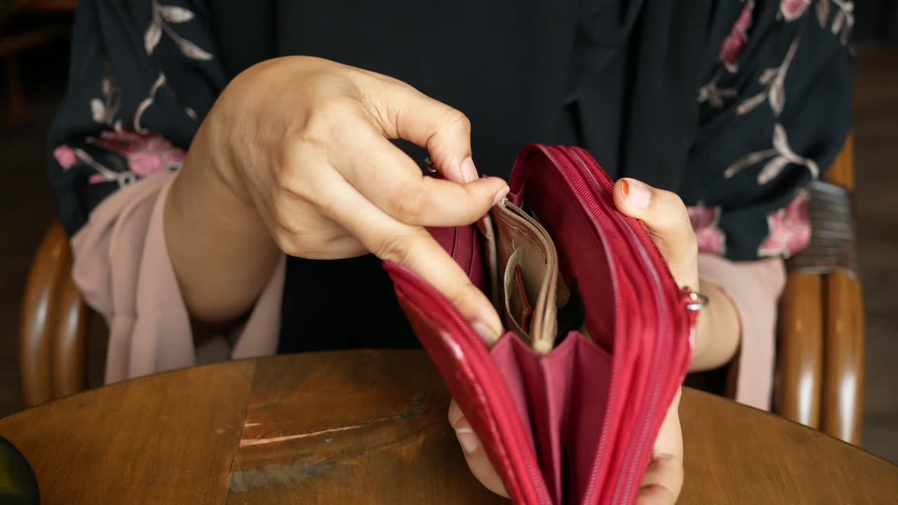 빈 지갑을 확인하는 여자