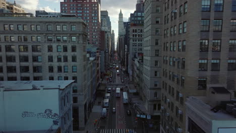 Mehrspurige-Einbahnstraße-Zwischen-Mehrstöckigen-Stadthäusern.-Vorwärts-über-Die-Broadway-Street-Fliegen.-Manhattan,-New-York-City,-Vereinigte-Staaten