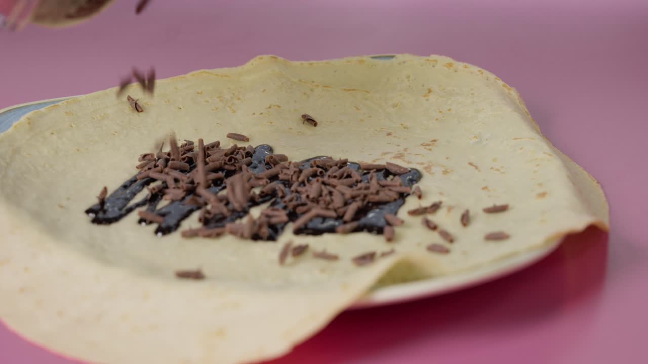 extendiendo trozos de chocolate sobre un crepe
